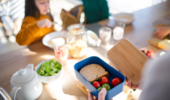 Préparation de la boîte à lunch en famille