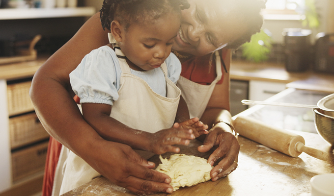 Cuisiner avec ses petits-enfants et créer des souvenirs marquants 